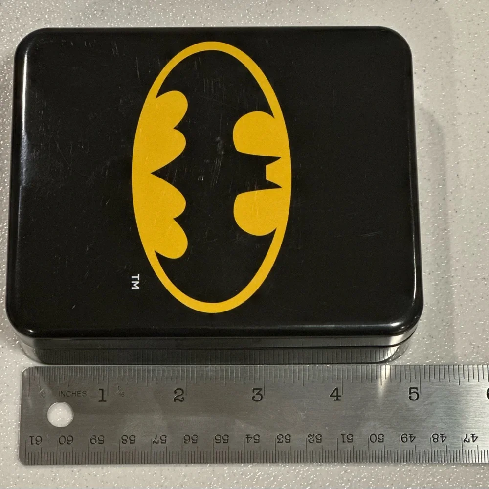 New D.C. Comics Batman Bifold Wallet / BATMAN “THE BAT SIGNAL” - Case Included